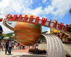There is also a science fiction land in the park which is called Tomorrowland, here you can try BB-8 Snack Cart to get dine.